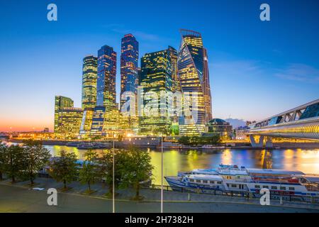 Moderne Wolkenkratzer der Skyline von Moskau in Russland in der Dämmerung Stockfoto