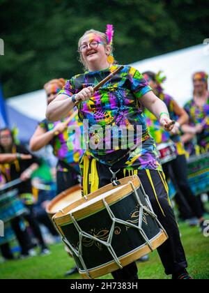 Katumba-Trommler unterhalten sich im Regen beim 30-jährigen Jubiläum des Behindertenbewusstseins in Walton Hall and Gardens, cheshire Stockfoto