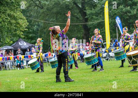 Katumba-Trommler unterhalten sich im Regen beim 30-jährigen Jubiläum des Behindertenbewusstseins in Walton Hall and Gardens, cheshire Stockfoto