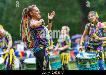 Katumba-Trommler unterhalten sich im Regen beim 30-jährigen Jubiläum des Behindertenbewusstseins in Walton Hall and Gardens, cheshire Stockfoto