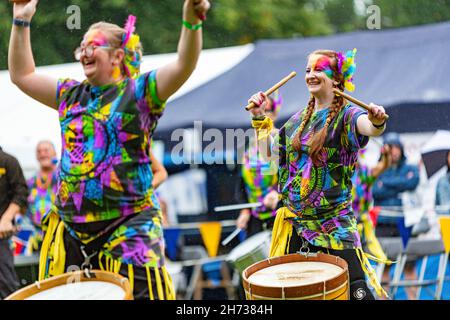 Katumba-Trommler unterhalten sich im Regen beim 30-jährigen Jubiläum des Behindertenbewusstseins in Walton Hall and Gardens, cheshire Stockfoto