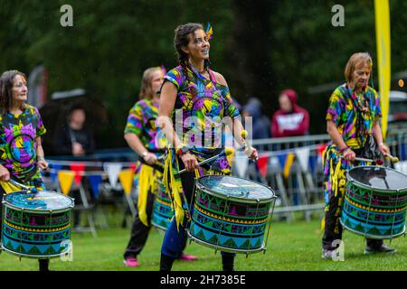 Katumba-Trommler unterhalten sich im Regen beim 30-jährigen Jubiläum des Behindertenbewusstseins in Walton Hall and Gardens, cheshire Stockfoto