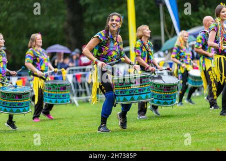 Katumba-Trommler unterhalten sich im Regen beim 30-jährigen Jubiläum des Behindertenbewusstseins in Walton Hall and Gardens, cheshire Stockfoto