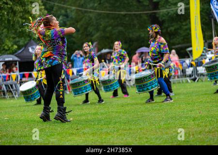 Katumba-Trommler unterhalten sich im Regen beim 30-jährigen Jubiläum des Behindertenbewusstseins in Walton Hall and Gardens, cheshire Stockfoto