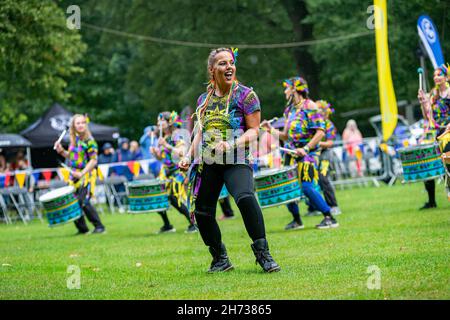 Katumba-Trommler unterhalten sich im Regen beim 30-jährigen Jubiläum des Behindertenbewusstseins in Walton Hall and Gardens, cheshire Stockfoto