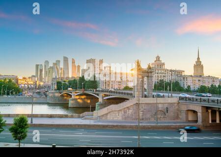 Moskau City Skyline Geschäftsviertel und Moskau Fluss in Russland Bei Sonnenuntergang Stockfoto
