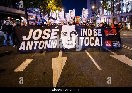 Madrid, Spanien. 19th. November 2021. Rechtsextreme Mitglieder und Anhänger von La Falange, die während einer Demonstration zum Todestag von Jose Antonio Primo de Rivera, dem Gründer von La Falange, zum Gedenken an seinen 85th. Todestag am 20. November 1936 ein Transparent trugen, Gedreht zu Beginn des Spanischen Bürgerkrieges. Quelle: Marcos del Mazo/Alamy Live News Stockfoto