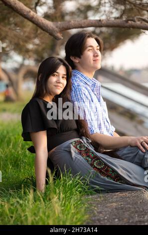 Gutaussehendes junges biracial asiatisch kaukasisch gemischtes Rassenpaar genießen Zeit zusammen am See bei Sonnenuntergang im Pazifischen Nordwesten Stockfoto