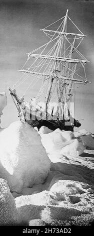 Ernest Shackletons Schiff Endurance blieb während seiner epischen Expedition 1912 im antarktischen Packeis im Weddellmeer stecken Stockfoto