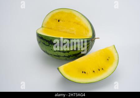 Geschnittene Wassermelone auf weißem Hintergrund. Hybrid aus wilder Wassermelone mit gelbem Fleisch. Stockfoto