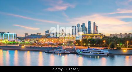 Moskau City Skyline Geschäftsviertel und Moskau Fluss in Russland Bei Sonnenuntergang Stockfoto