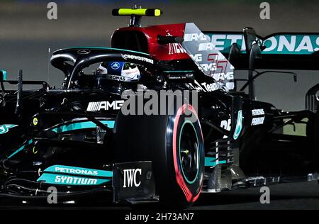 Doha, Katar. 19th. November 2021. Mercedes-Pilot Valtteri Bottas aus Finnland tritt beim ersten Training vor dem Formel-1-Grand-Prix von Katar auf dem Losail International Circuit in Doha, Katar, am 19. November 2021, an. Kredit: Nikku/Xinhua/Alamy Live Nachrichten Stockfoto