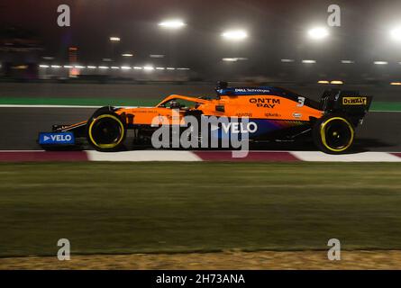 Doha, Katar. 19th. November 2021. McLaren-Fahrer Daniel Ricciardo aus Australien tritt beim ersten Training vor dem Formel-1-Grand-Prix von Katar auf dem Losail International Circuit in Doha, Katar, am 19. November 2021, an. Kredit: Nikku/Xinhua/Alamy Live Nachrichten Stockfoto