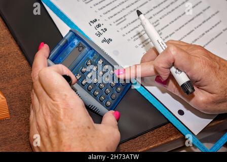 Eine Lehrerin verwendet einen Rechner während einer Klasse für die berufliche Entwicklung von Mathematiklehrern der K-8 an der Mississippi University for Women in Columbus, Mississippi. Stockfoto