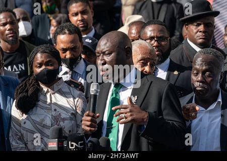 Rechtsanwalt Ben Crump spricht mehr als 500 schwarze Pastoren und Unterstützer an, die Gerechtigkeit für den ermordeten schwarzen Jogger Ahmaud Arbery vor dem Glynn County Courthouse am 18. November 2021 in Brunswick, Georgia, fordern. Der Prozess gegen die Angeklagten Greg McMichael, Travis McMichael und einen Nachbarn, William 'Roddie' Bryan, wurde im Gerichtsgebäude fortgesetzt. Stockfoto