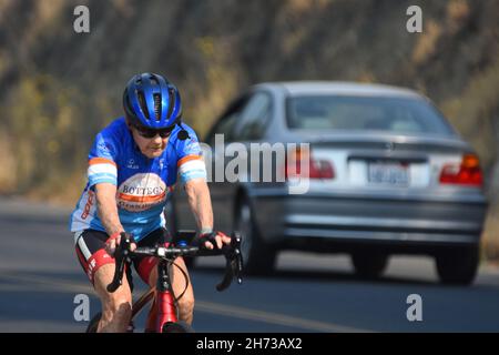 Fahren Sie auf dem Silverado-Radweg in der Weinregion Napa Valley im Norden Kaliforniens mit normalem Fahrrad und rekombinantem Fahrrad, zwischen Weintrauben und Autos Stockfoto