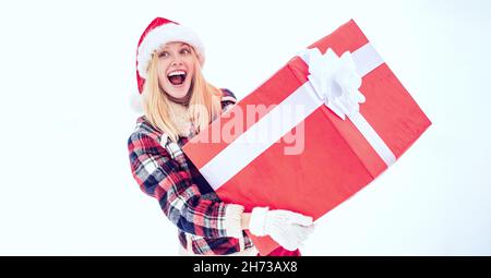 Santa Frau mit riesigen roten Geschenk Blick auf die Kamera. Lustige Frau hält ein großes Weihnachtsgeschenk. Stockfoto