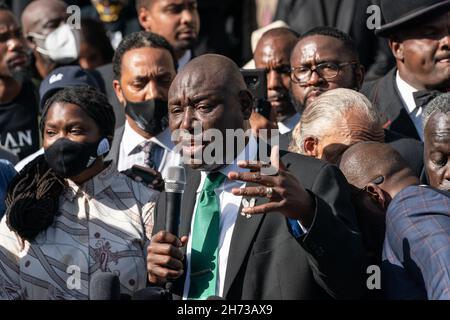 Rechtsanwalt Ben Crump spricht mehr als 500 schwarze Pastoren und Unterstützer an, die Gerechtigkeit für den ermordeten schwarzen Jogger Ahmaud Arbery vor dem Glynn County Courthouse am 18. November 2021 in Brunswick, Georgia, fordern. Der Prozess gegen die Angeklagten Greg McMichael, Travis McMichael und einen Nachbarn, William 'Roddie' Bryan, wurde im Gerichtsgebäude fortgesetzt. Stockfoto