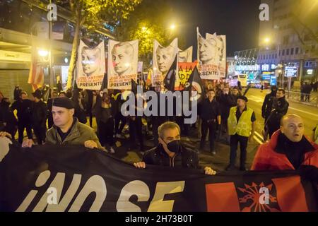 Die extreme Rechte in Spanien hat ein Wochenende voller nostalgischer Akte anlässlich der 20-N vorbereitet Dutzende Falangisten haben diesen Freitag, den 19. November, in den Straßen von Madrid anlässlich der 20-N demonstriert Das Datum, das mit dem 85th. Jahrestag des Mordes an José Antonio Primo de Rivera zusammenfällt, wird jedes Jahr zu einer Erhöhung der Symbole und vorkonstitutionellen Proklamationen. Die Ultras konzentrieren sich insbesondere auf Madrids Genova-Straße, ganz in der Nähe des LGTBIQ-Viertels Chueca. Es ist eine der ersten Mobilisierungen, die in ganz Spanien in diesem kleinen Jahr stattfinden wird Stockfoto