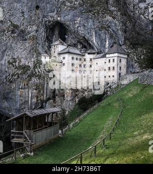 Predjama Castle, ein Renaissanceschloss, das in einer Höhlenmündung in Slowenien erbaut wurde Stockfoto