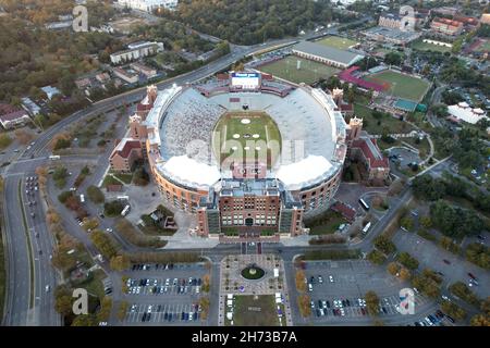 Eine Luftaufnahme des Doak Campbell Stadions auf dem Campus der Florida State University, Freitag, den 19. November 2021, in Tallahassee, Fla. Es ist das Heimfeld für Stockfoto