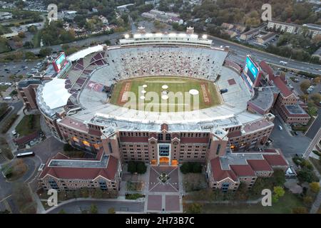 Eine Luftaufnahme des Doak Campbell Stadions auf dem Campus der Florida State University, Freitag, den 19. November 2021, in Tallahassee, Fla. Es ist das Heimfeld für Stockfoto