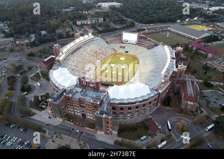 Eine Luftaufnahme des Doak Campbell Stadions auf dem Campus der Florida State University, Freitag, den 19. November 2021, in Tallahassee, Fla. Es ist das Heimfeld für Stockfoto