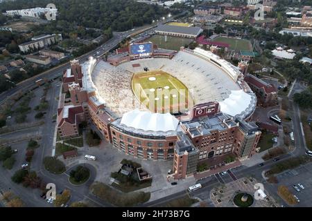 Eine Luftaufnahme des Doak Campbell Stadions auf dem Campus der Florida State University, Freitag, den 19. November 2021, in Tallahassee, Fla. Es ist das Heimfeld für Stockfoto