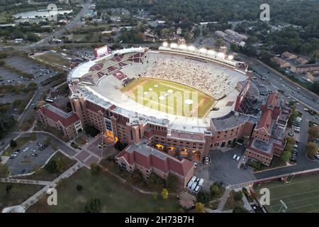 Eine Luftaufnahme des Doak Campbell Stadions auf dem Campus der Florida State University, Freitag, den 19. November 2021, in Tallahassee, Fla. Es ist das Heimfeld für Stockfoto