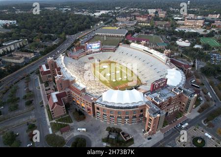 Eine Luftaufnahme des Doak Campbell Stadions auf dem Campus der Florida State University, Freitag, den 19. November 2021, in Tallahassee, Fla. Es ist das Heimfeld für Stockfoto