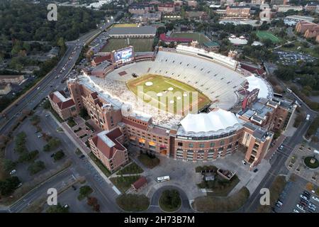 Eine Luftaufnahme des Doak Campbell Stadions auf dem Campus der Florida State University, Freitag, den 19. November 2021, in Tallahassee, Fla. Es ist das Heimfeld für Stockfoto