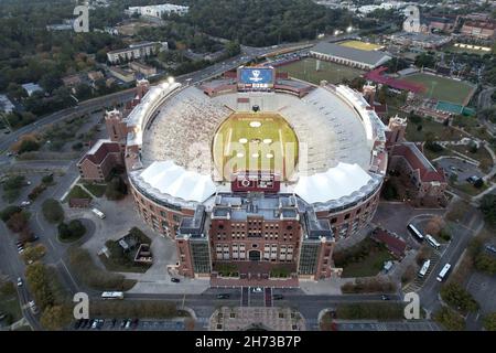 Eine Luftaufnahme des Doak Campbell Stadions auf dem Campus der Florida State University, Freitag, den 19. November 2021, in Tallahassee, Fla. Es ist das Heimfeld für Stockfoto