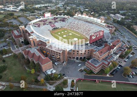 Eine Luftaufnahme des Doak Campbell Stadions auf dem Campus der Florida State University, Freitag, den 19. November 2021, in Tallahassee, Fla. Es ist das Heimfeld für Stockfoto