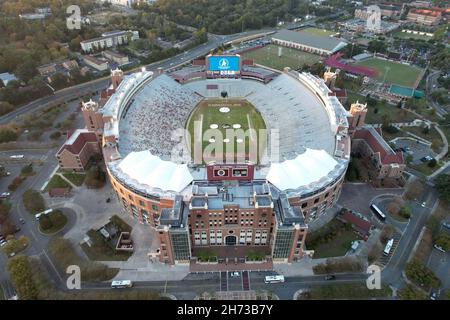 Eine Luftaufnahme des Doak Campbell Stadions auf dem Campus der Florida State University, Freitag, den 19. November 2021, in Tallahassee, Fla. Es ist das Heimfeld für Stockfoto