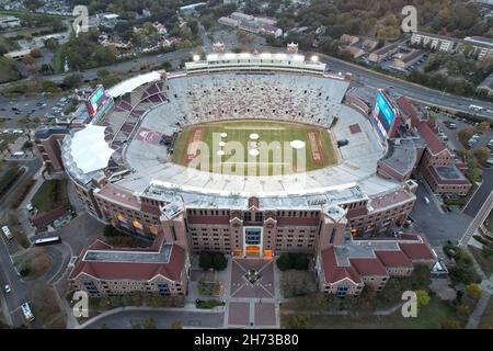 Eine Luftaufnahme des Doak Campbell Stadions auf dem Campus der Florida State University, Freitag, den 19. November 2021, in Tallahassee, Fla. Es ist das Heimfeld für Stockfoto