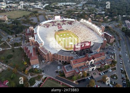 Eine Luftaufnahme des Doak Campbell Stadions auf dem Campus der Florida State University, Freitag, den 19. November 2021, in Tallahassee, Fla. Es ist das Heimfeld für Stockfoto