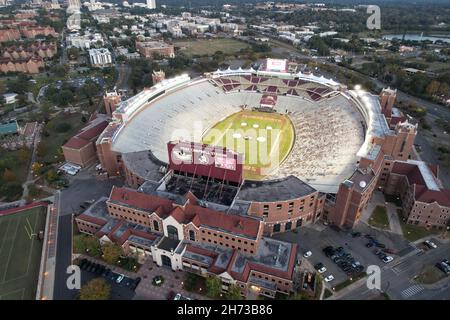 Eine Luftaufnahme des Doak Campbell Stadions auf dem Campus der Florida State University, Freitag, den 19. November 2021, in Tallahassee, Fla. Es ist das Heimfeld für Stockfoto