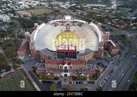 Eine Luftaufnahme des Doak Campbell Stadions auf dem Campus der Florida State University, Freitag, den 19. November 2021, in Tallahassee, Fla. Es ist das Heimfeld für Stockfoto