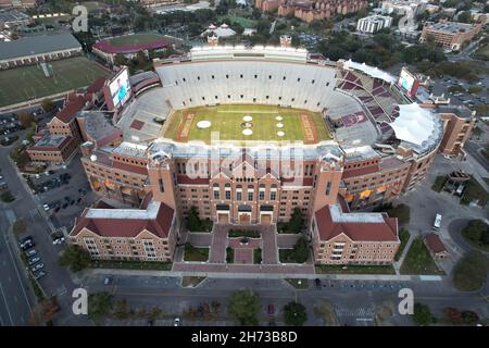 Eine Luftaufnahme des Doak Campbell Stadions auf dem Campus der Florida State University, Freitag, den 19. November 2021, in Tallahassee, Fla. Es ist das Heimfeld für Stockfoto