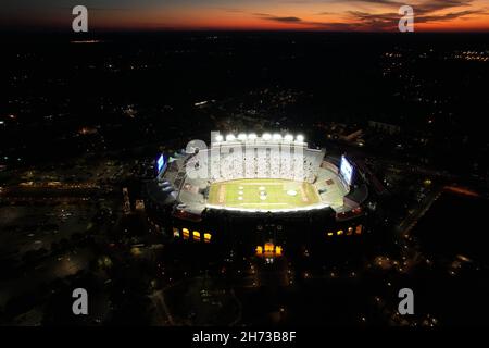 Eine Luftaufnahme des Doak Campbell Stadions auf dem Campus der Florida State University, Freitag, den 19. November 2021, in Tallahassee, Fla. Es ist das Heimfeld für Stockfoto