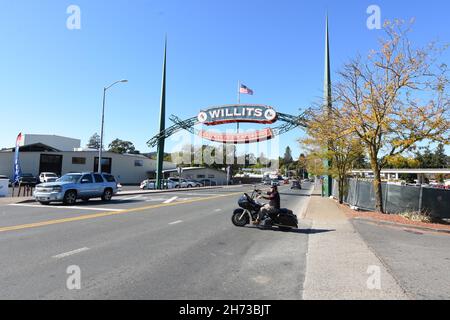 Fahren Sie über den US Highway 101 in Nordkalifornien, während Touristen über den „Redwood Highway“, einem beliebten Routenziel, die Stadt in nördlicher Richtung betreten Stockfoto