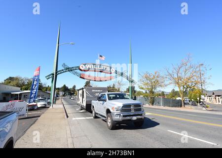 Fahren Sie über den US Highway 101 in Nordkalifornien, während Touristen über den „Redwood Highway“, einem beliebten Routenziel, die Stadt in nördlicher Richtung betreten Stockfoto