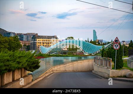 Friedensbrücke in Tiflis am frühen Morgen Stockfoto