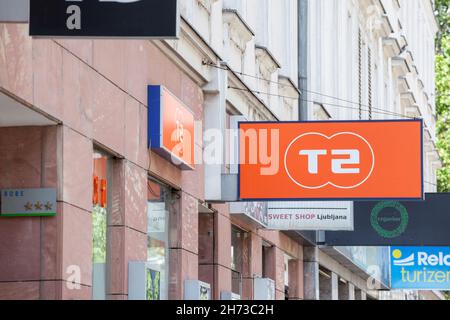 Bild des Logos der t2 telekom, aufgenommen an einem sonnigen Nachmittag in ihrem lokalen Laden in Ljubljana. T2 Slovenije ist ein slowenisches Telekommunikationsunternehmen, Stockfoto