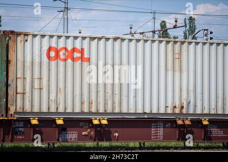 Bild eines Schildes mit dem Logo der OOCL-Container auf einem Container, der in Ljubljana, Slowenien, per Bahn verschifft wird. Orient Overseas Container Line, allgemein Stockfoto