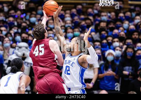 Durham, NC, USA. 19th. November 2021. Lafayette Leopards Stürmer Neal Quinn (45) erhält während der ersten Hälfte des NCAA-Basketball-Matchup im Cameron Indoor in Durham, NC, ein Layup von Duke Blue Devils Stürmer Theo John (12). (Scott Kinser/Cal Sport Media). Kredit: csm/Alamy Live Nachrichten Stockfoto