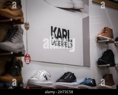 Bild eines Schildes mit dem Logo von Karl Lagerfeld vor Schuhen der in Belgrad, Serbien, verkauften Marke. Karl Otto Lagerfeld war ein deutscher Kreativer Stockfoto