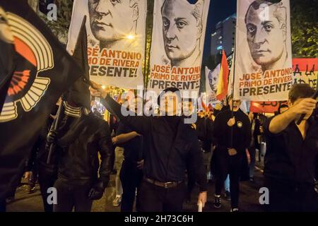 Madrid, Spanien. 19th. November 2021. Die extreme Rechte in Spanien hat anlässlich des 20-N ein Wochenende voller nostalgischer Acts vorbereitet Dutzende Falangisten haben diesen Freitag, den 19. November, in den Straßen von Madrid anlässlich des 20-N demonstriert Das Datum, das mit dem 85th. Jahrestag des Mordes an Jose Antonio Primo de Rivera zusammenfällt, wird jedes Jahr zu einer Erhöhung der Symbole und vorkonstitutionellen Proklamationen. (Bild: © Alberto Sibaja/Pacific Press via ZUMA Press Wire) Bild: ZUMA Press, Inc./Alamy Live News Stockfoto