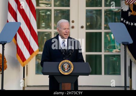 Washington DC, USA. 20th. November 2021. US-Präsident Joe Biden spricht während der nationalen Danksagungszeremonie in der Türkei im Weißen Haus in Washington, DC, am 19. November 2021. Kredit: Ting Shen/Xinhua/Alamy Live Nachrichten Stockfoto