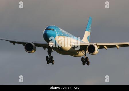 LV-GHQ, ein Airbus A330-202, der von der argentinischen Fluggesellschaft Aerolineas Argentinas betrieben wird, am Prestwick International Airport in Ayrshire, Schottland. Das Flugzeug war in Schottland, um argentinische Delegierte zu sammeln, die an der Klimakonferenz COP26 in der nahe gelegenen Stadt Glasgow teilgenommen hatten. Stockfoto